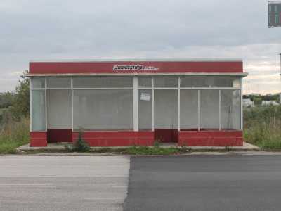 La cabina rossa marchiata Bridgestone indica la fermata del bus numero 7 